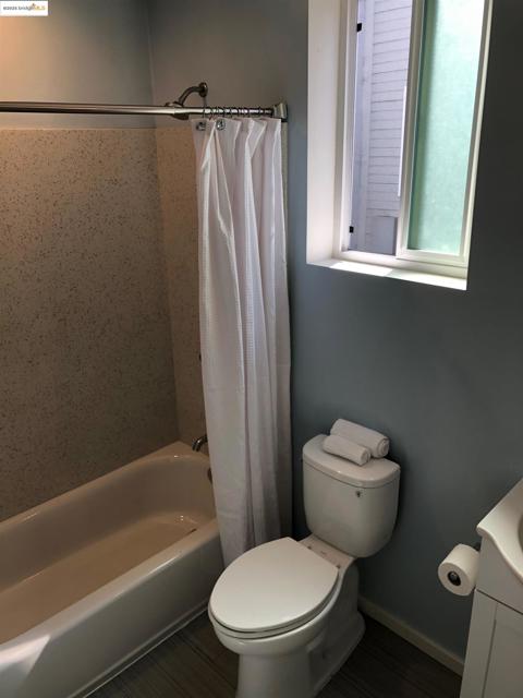 562 29th St, Oakland CA: https://media.crmls.org/mediaz/42653daf-f800-4c78-80b3-0507269242cd.jpg