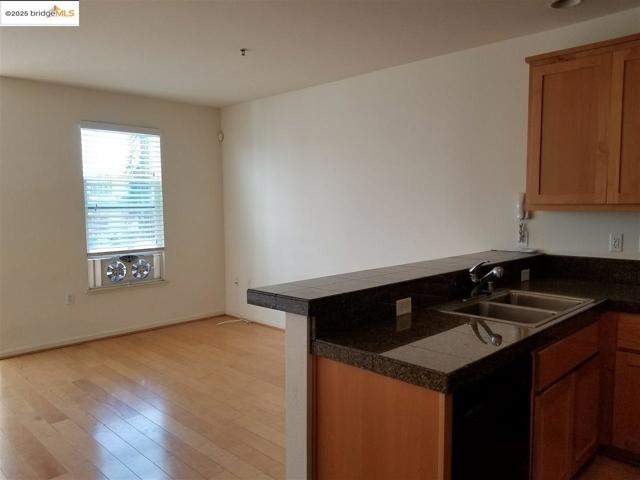 655 12Th St, Oakland CA: https://media.crmls.org/mediaz/426547c7-e9e6-41af-8d4e-0b3e57d43208.jpg
