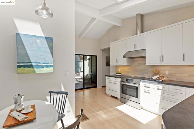 20 Ascot Ct, Oakland CA: https://media.crmls.org/mediaz/42658d40-8cfb-45b0-ba59-b9e018cba8ba.jpg