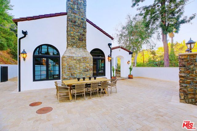 2570 Nichols Canyon Road, Los Angeles CA: https://media.crmls.org/mediaz/42665838-2745-47f7-9a89-b83010e07798.jpg