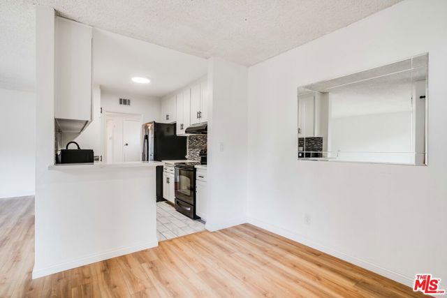 18307 Burbank Boulevard, Tarzana CA: https://media.crmls.org/mediaz/4266bcac-9b72-475a-9a9a-dfd76d562263.jpg