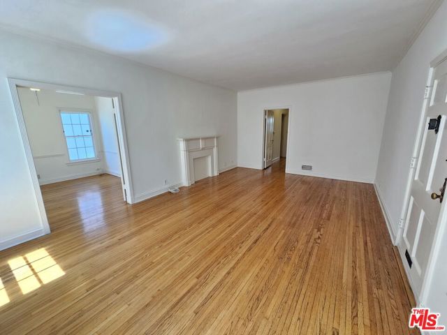 441 1/2 S Palm Drive, Beverly Hills CA: https://media.crmls.org/mediaz/42689651-68fa-4717-a380-46feaf2a4cb3.jpg