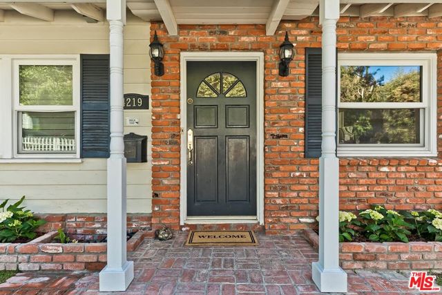 4219 Saugus Avenue, Sherman Oaks CA: https://media.crmls.org/mediaz/426a72d5-b53d-410d-9327-96f08c4b493b.jpg