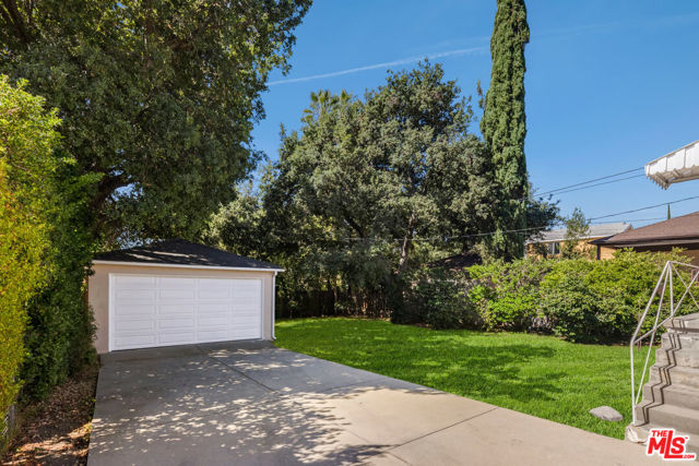 2426 New York Drive, Altadena CA: https://media.crmls.org/mediaz/426b3863-9d91-49e4-8bc1-76debb880134.jpg