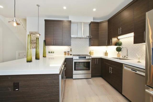 701 2nd Avenue #6, San Mateo CA: https://media.crmls.org/mediaz/426b4817-dd0f-44b8-9c8c-aac5d62a2c77.jpg