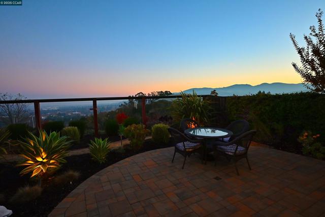 528 Caprio Ct, San Ramon CA: https://media.crmls.org/mediaz/426b499d-e2b4-49ea-a5e3-93eb6c4069d1.jpg