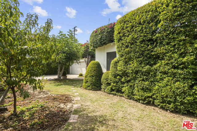 10941 Peach Grove Street, Toluca Lake CA: https://media.crmls.org/mediaz/426c0a44-2f1c-4a6d-98f6-f5c5d8a0fa29.jpg