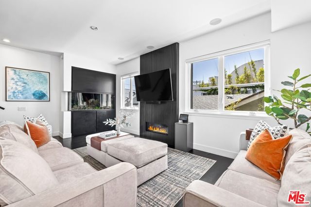 32 Galleon Street, Marina del Rey CA: https://media.crmls.org/mediaz/426c37f1-a3e5-4e1a-bfbf-3ea921864c3f.jpg