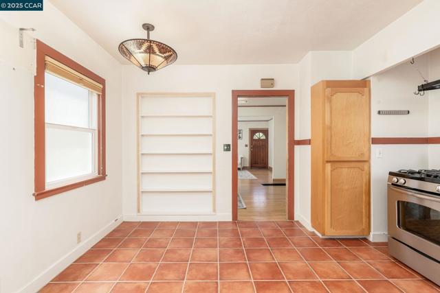 837 San Carlos Ave, Albany CA: https://media.crmls.org/mediaz/426c6591-1953-43d8-bf33-dad438ac41ba.jpg