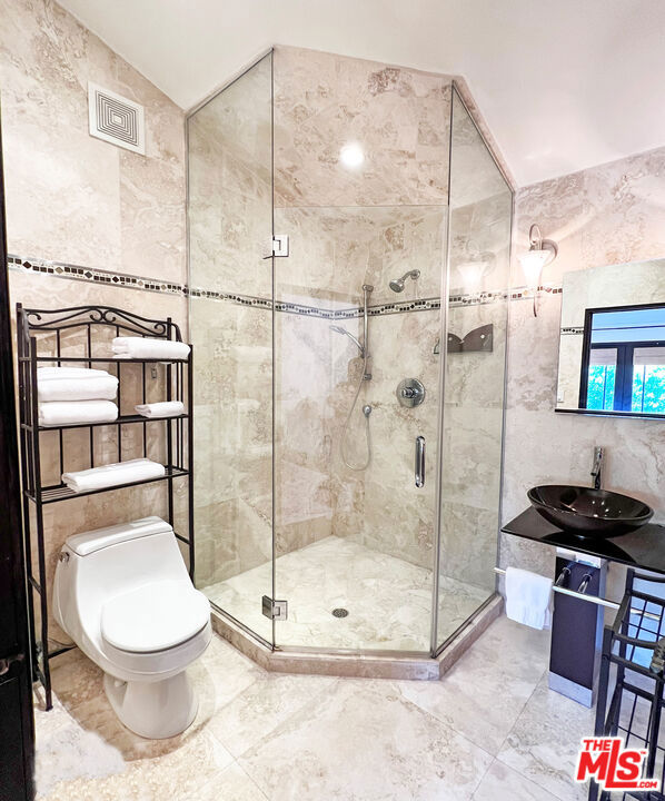 12751 Mulholland Drive, Beverly Hills CA: https://media.crmls.org/mediaz/426e2d6b-ca11-4886-a830-f50af6c45ea0.jpg
