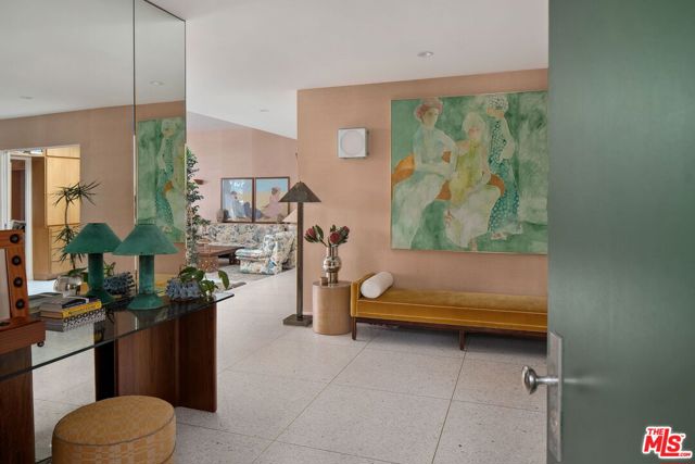 11513 Dona Cecilia Drive, Studio City CA: https://media.crmls.org/mediaz/42702233-4505-4331-83d9-a6c7dd16e6d0.jpg