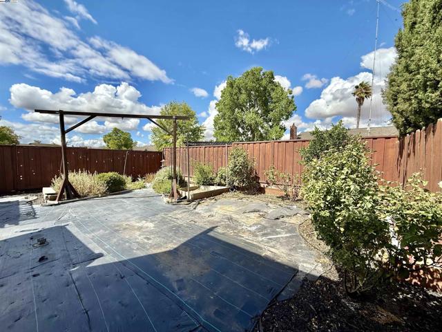 1817 Bluebell Dr, Livermore CA: https://media.crmls.org/mediaz/4270acea-d2cb-43de-990c-ec6c19a60acd.jpg