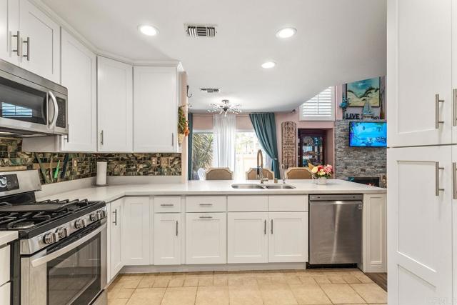 4610 Los Alamos Way, Oceanside CA: https://media.crmls.org/mediaz/4270eba5-e711-4a56-9cf9-53cd4a1d13e9.jpg