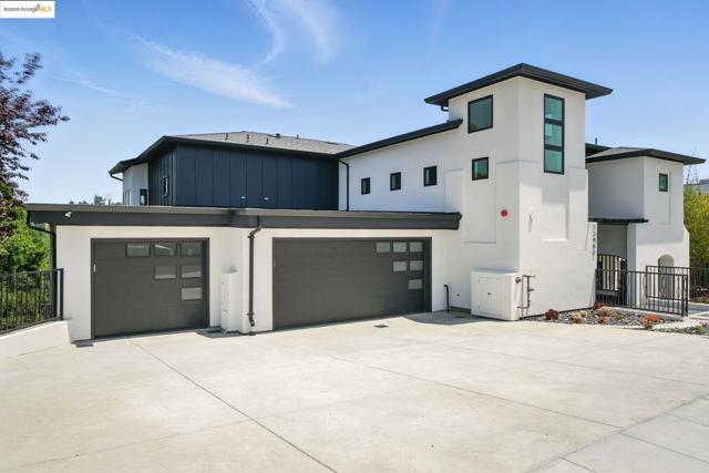 13462 Campus drive, Oakland CA: https://media.crmls.org/mediaz/42717fab-c832-487d-a3d1-8c4ed79ec276.jpg