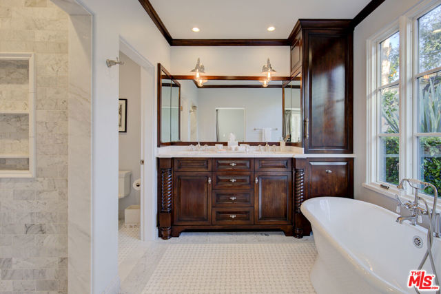 2880 NICHOLS CANYON Road, Los Angeles CA: https://media.crmls.org/mediaz/42725634-719d-4e3c-a581-011a20136a73.jpg