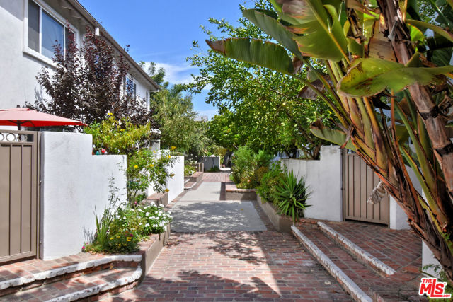 18611 Collins Street, E10 photo 1