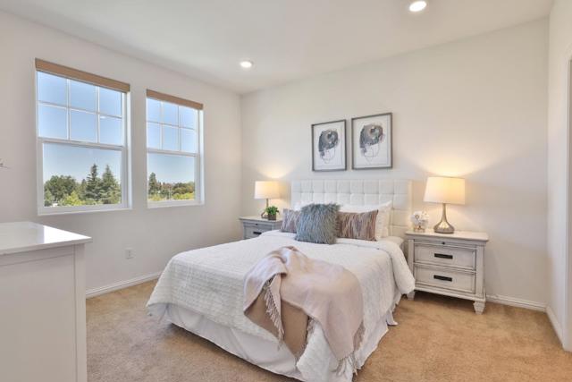 3917 Pyramid Way, Mountain View CA: https://media.crmls.org/mediaz/42738866-4a4a-4b7e-bf05-2399a7939e93.jpg
