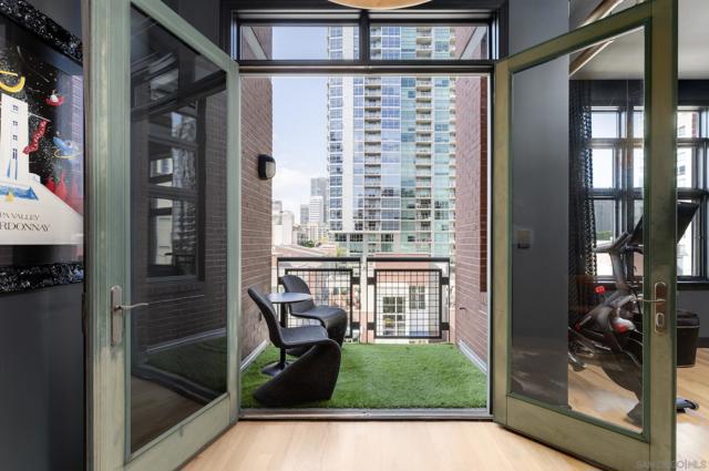 877 Island Ave, San Diego CA: https://media.crmls.org/mediaz/4273b99e-8d8b-42bf-abba-b7a5bfb2c1a0.jpg