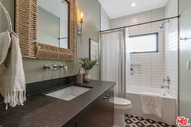 1280 S Sycamore Avenue, Los Angeles CA: https://media.crmls.org/mediaz/4274d48e-c5e1-4aab-b577-100a55f8d5a9.jpg