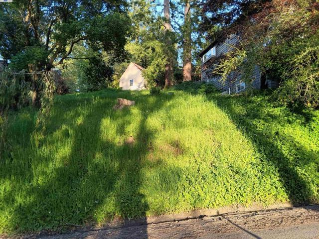 1375 Queens Road, Berkeley CA: https://media.crmls.org/mediaz/4275004a-0494-4e20-abf1-eb6bd934a2b6.jpg