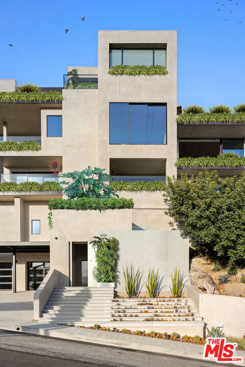 Image 4 of 50 For 1690 Doheny Drive