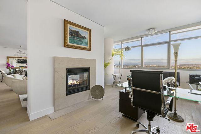 13650 Marina Pointe Drive, Marina del Rey CA: https://media.crmls.org/mediaz/4276522e-864c-4e5b-b971-ecb961338949.jpg