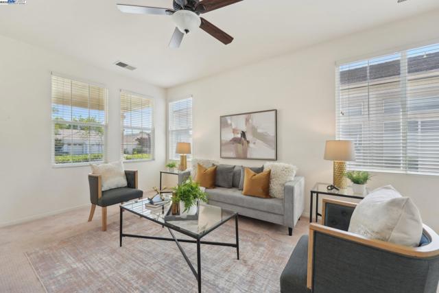 491 Central Park Pl, Brentwood CA: https://media.crmls.org/mediaz/4276882c-268a-4460-a18e-592793b5ecd3.jpg