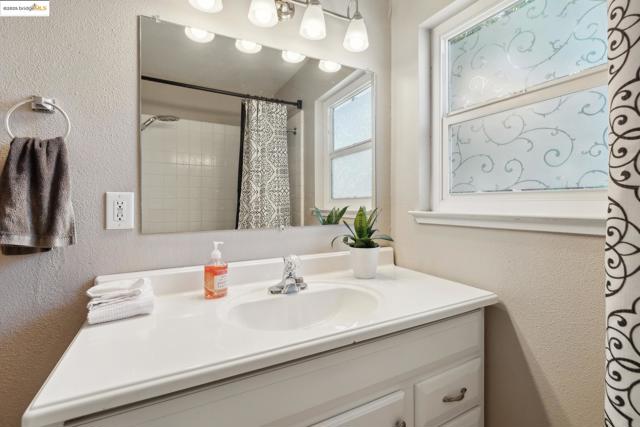2670 Crescent Dr, Concord CA: https://media.crmls.org/mediaz/4277d1db-31e7-40c3-bf94-bbe504a1c615.jpg