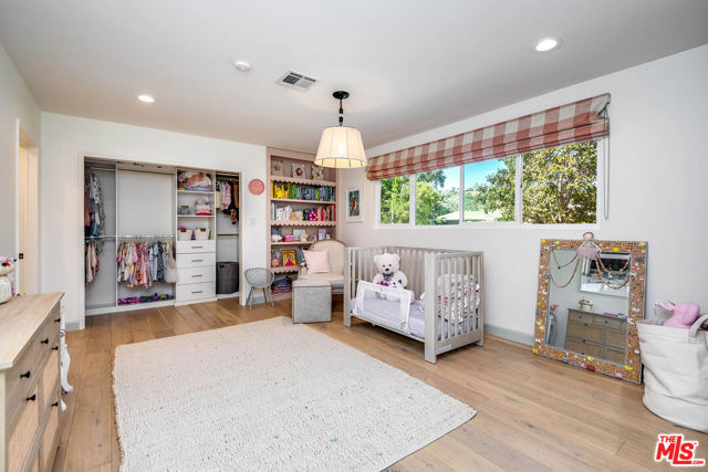 11671 Dona Alicia Place, Studio City CA: https://media.crmls.org/mediaz/427861df-b3a9-4bc4-bad0-02dccc9da78e.jpg