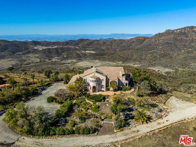 10827 Pacific View Drive, Malibu CA: https://media.crmls.org/mediaz/42789f1a-fcaa-454c-af79-259d7c1b92cd.jpg