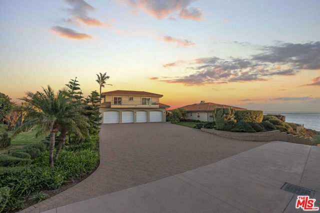 29821 Pacific Coast Highway, Malibu CA: https://media.crmls.org/mediaz/4278b3f6-6be9-4cee-9c54-f9fd717973a9.jpg