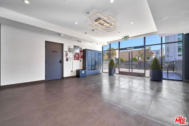 321 S Oxford Avenue, Los Angeles CA: https://media.crmls.org/mediaz/4279345a-33fb-4be2-842a-bbfae1391fb6.jpg