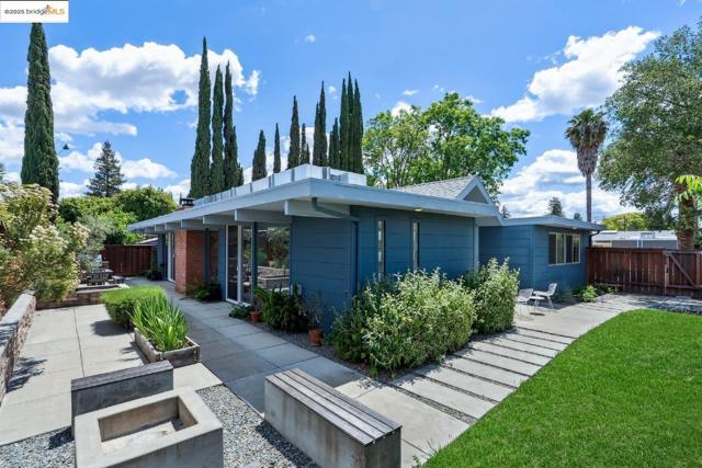 4003 Santa Fe CT, Concord CA: https://media.crmls.org/mediaz/4279ccb1-f7b8-4b3f-a887-31515b827798.jpg
