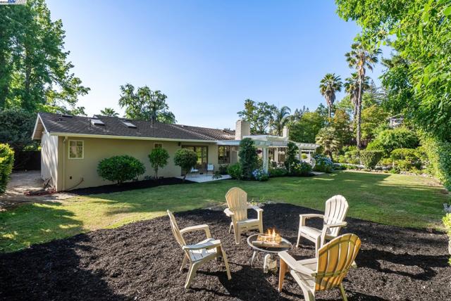 290 Bolla Ave, Alamo CA: https://media.crmls.org/mediaz/427a57d1-8e93-4041-98d5-c7bf02cc1f30.jpg
