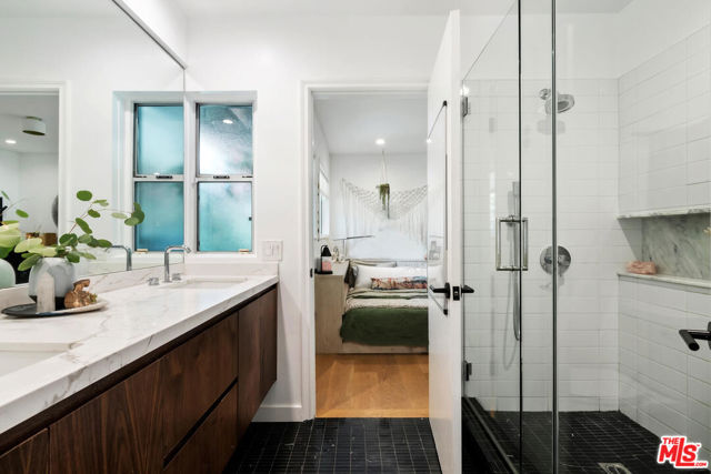 17237 Quesan Place, Encino CA: https://media.crmls.org/mediaz/427ace20-bac3-41fd-9dda-98549c7f3051.jpg
