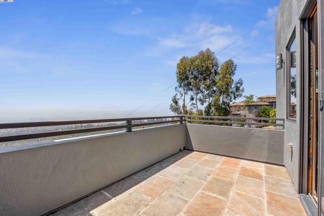 103 Diablo Dr, Oakland CA: https://media.crmls.org/mediaz/427b646c-0612-4b29-b626-763a9130fc2b.jpg