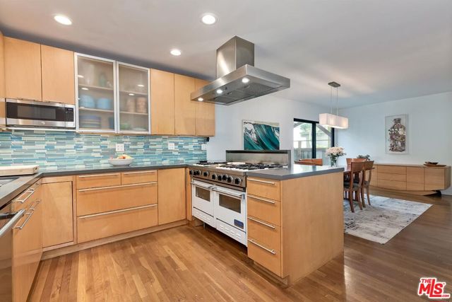 832 Superba Avenue, Venice CA: https://media.crmls.org/mediaz/427b976a-51fd-4743-93f1-544ae5ee36ef.jpg