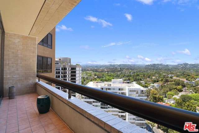 10430 Wilshire Boulevard, Los Angeles CA: https://media.crmls.org/mediaz/427c5835-5b27-4c3d-b821-d87c404b2520.jpg