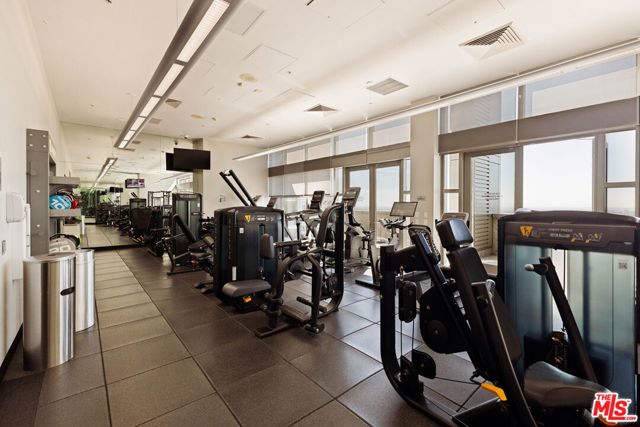 1155 S Grand Avenue, Los Angeles CA: https://media.crmls.org/mediaz/427e0703-6219-4734-b3d0-52abe7ead847.jpg