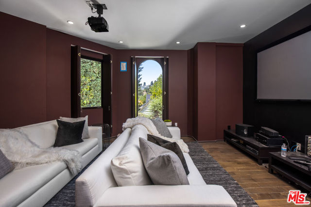1642 Lindacrest Drive, Beverly Hills CA: https://media.crmls.org/mediaz/427e88a5-55f9-4bff-8064-736b19f1ae19.jpg