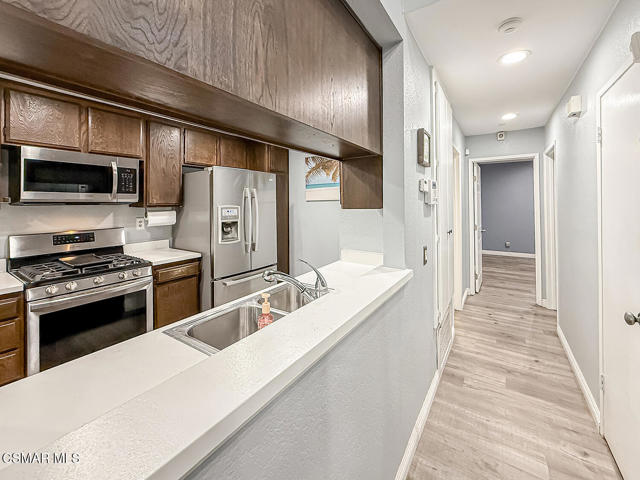 2098 Covington Avenue, Simi Valley CA: https://media.crmls.org/mediaz/427eb666-8b79-42d5-b771-483ebbd3d4c9.jpg