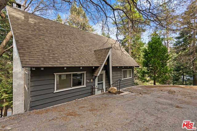 286 S Fairway Drive, Lake Arrowhead CA: https://media.crmls.org/mediaz/427ff515-8d92-4c51-97fd-f20049277c33.jpg