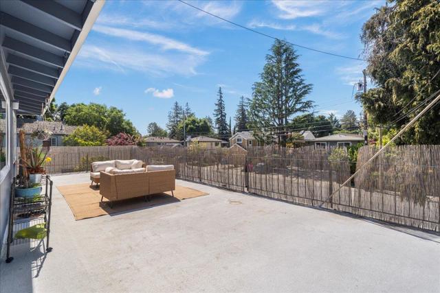 933 Florence Lane, Menlo Park CA: https://media.crmls.org/mediaz/42801222-33c0-4cef-9b87-d03f6f5a206b.jpg