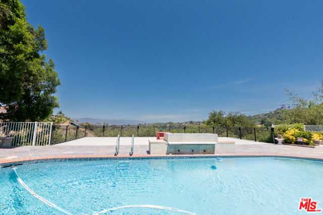 3650 Sapphire Drive, Encino CA: https://media.crmls.org/mediaz/42804331-fbab-4c9b-aad4-bef6bba5884a.jpg