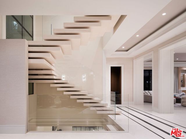 721 N Bonhill Road, Los Angeles CA: https://media.crmls.org/mediaz/42804654-34ba-4a04-b874-5503edc5d9cc.jpg
