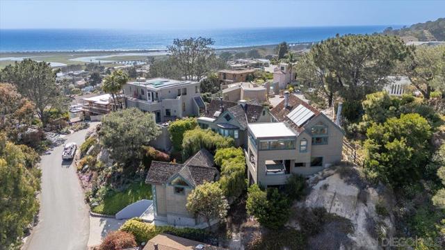 13027 Via Latina, Del Mar CA: https://media.crmls.org/mediaz/42804abb-0cf3-483d-91a9-f81a4fb9fd79.jpg