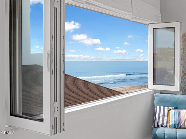 PRICE REDUCED!!!! Must See!!! Beautifully updated townhome steps from Malibu beach.  Main floor has two bedrooms, Two bathrooms kitchen and living area. Lower floor has spacious guest quarters, private entrance with kitchenette, laundry and restroom. Perfect for guest or rental!!Hear the ocean and enjoy the breeze in the comfort of your own home. The community is equipped with full size basketball and tennis court's.