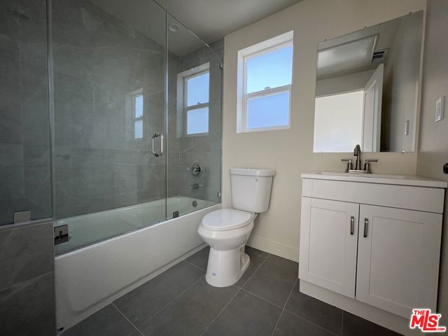 8640 1/2 Baring Cross Street, Los Angeles CA: https://media.crmls.org/mediaz/42805be1-3541-40a5-a0ec-5df2757f6b94.jpg