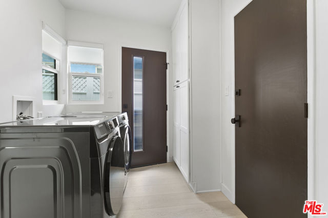 4444 Don Felipe Drive, Los Angeles CA: https://media.crmls.org/mediaz/4281b6a7-3b23-4aa3-9304-54ce3ee19084.jpg