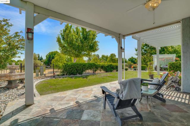 540 Central Park Pl, Brentwood CA: https://media.crmls.org/mediaz/4281ca17-cd31-46e6-9b81-9aab4ffc54ee.jpg